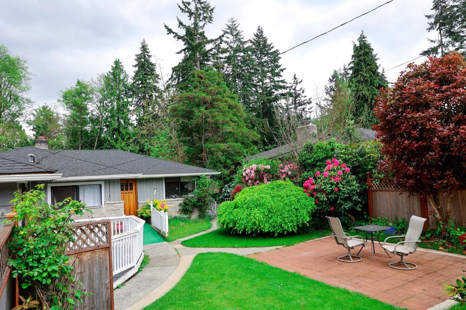 Landscaped garden and outdoor seating area at Advanced Senior Care